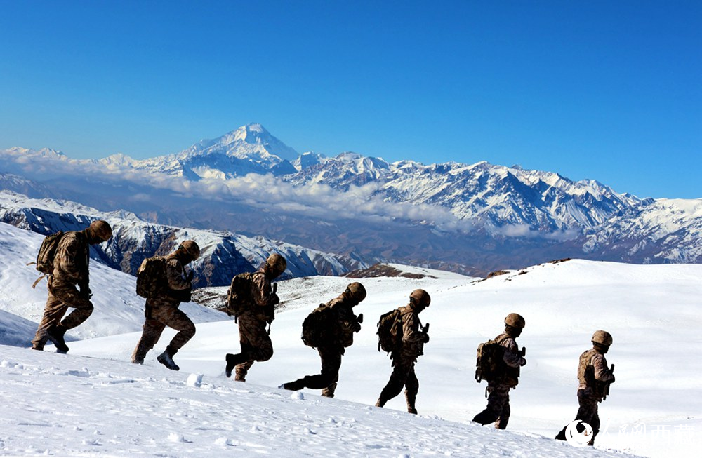 官兵在巡邏。人民日報記者 瓊達卓嘎攝