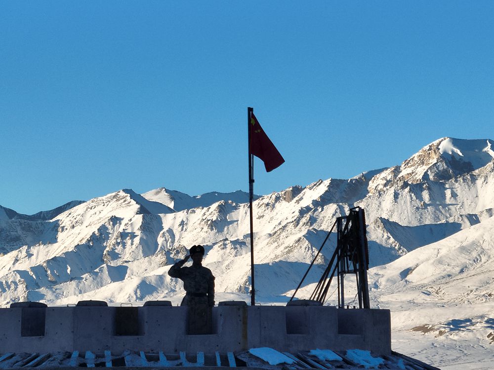 五星紅旗在哨所飄揚。人民日報記者 瓊達卓嘎攝