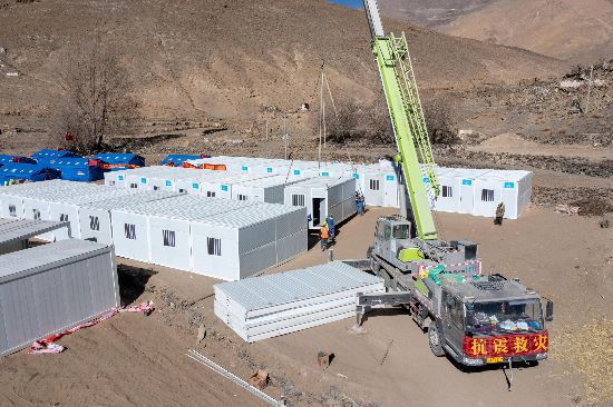 2025年1月9日，在定日縣長(zhǎng)所鄉(xiāng)古榮村安置點(diǎn)，救援人員和施工人員合力抓緊搭建移動(dòng)板房，確保受災(zāi)群眾溫暖過(guò)冬。人民網(wǎng)記者 翁奇羽攝
