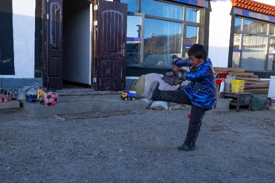 次仁普尺的弟弟在院子里玩耍。人民網(wǎng)記者 翁奇羽攝