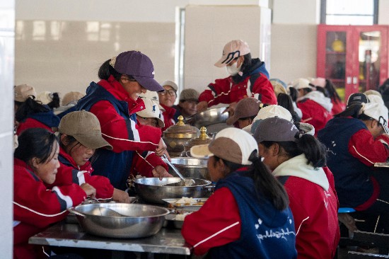 中午時(shí)分，學(xué)生們?cè)谑程糜貌?。人民網(wǎng)記者 翁奇羽攝