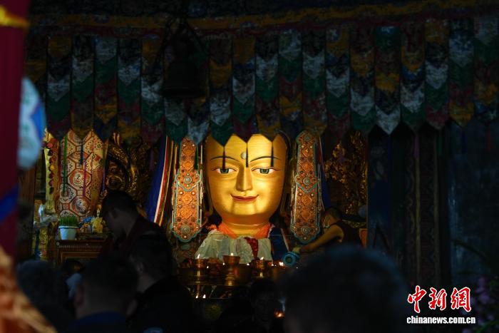 （新春走基層）藏歷新年期間西藏哲蚌寺游客信眾絡繹不絕