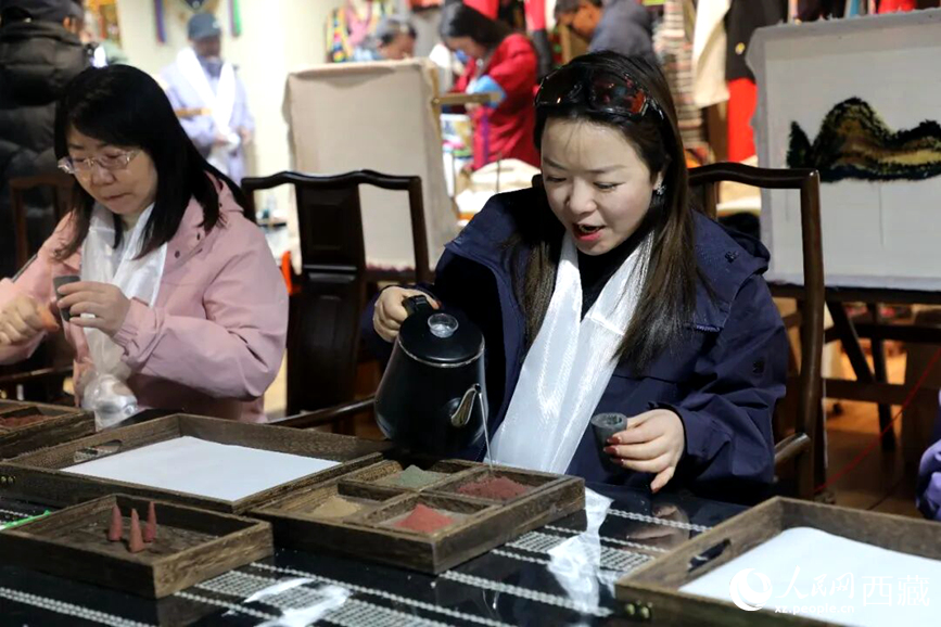 游客在“雅礱里”文化藝術(shù)街區(qū)非遺展館體驗(yàn)制作藏香。在工作人員的指導(dǎo)下，游客親手揉搓香泥、壓制成型，感受藏族傳統(tǒng)非遺技藝的魅力。人民網(wǎng)記者 吳雨仁攝