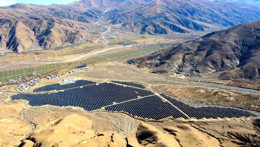 雅魯藏布江畔，光伏“藍(lán)?！备采w昔日沙丘。人民網(wǎng)記者 吳雨仁攝