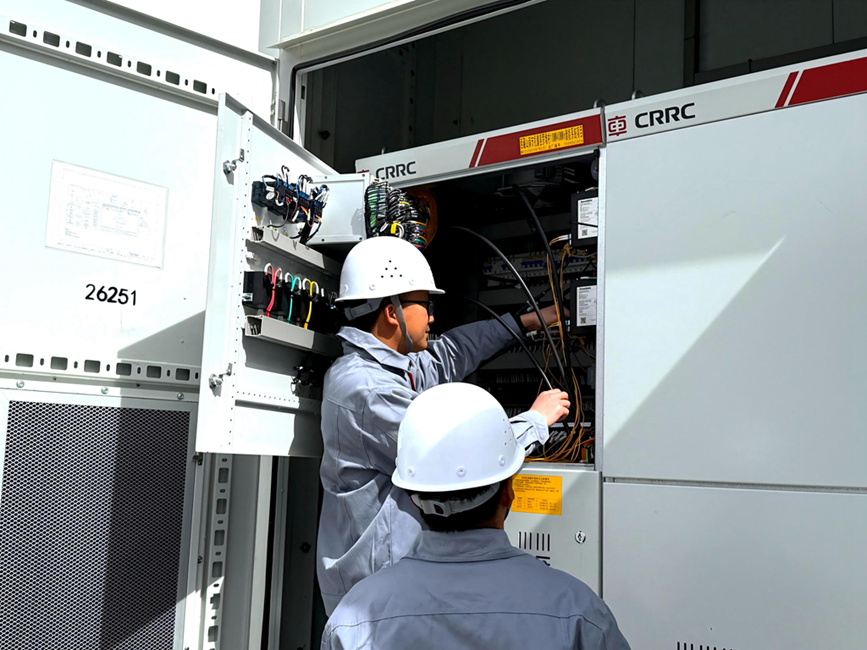 運(yùn)維人員精細(xì)檢修，保障清潔電力穩(wěn)定輸出。人民網(wǎng)記者 吳雨仁攝