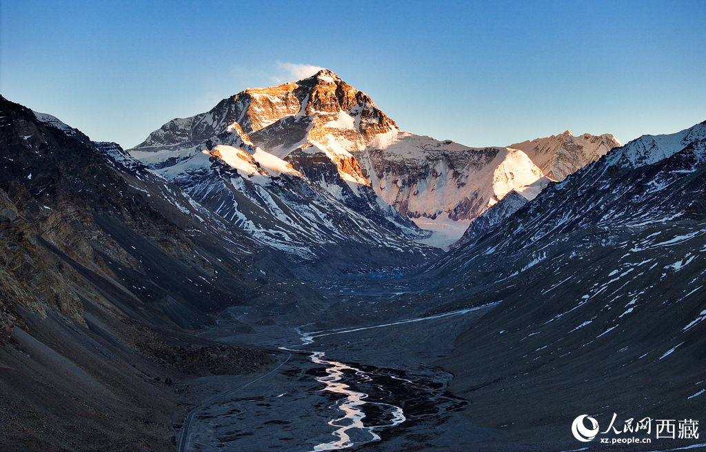 珠峰金頂映峽谷。人民網(wǎng)記者 吳雨仁攝