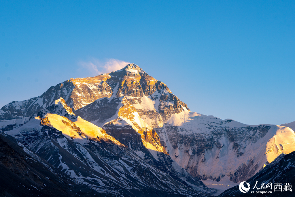 日照金山峰聳云。人民網(wǎng)記者 吳雨仁攝