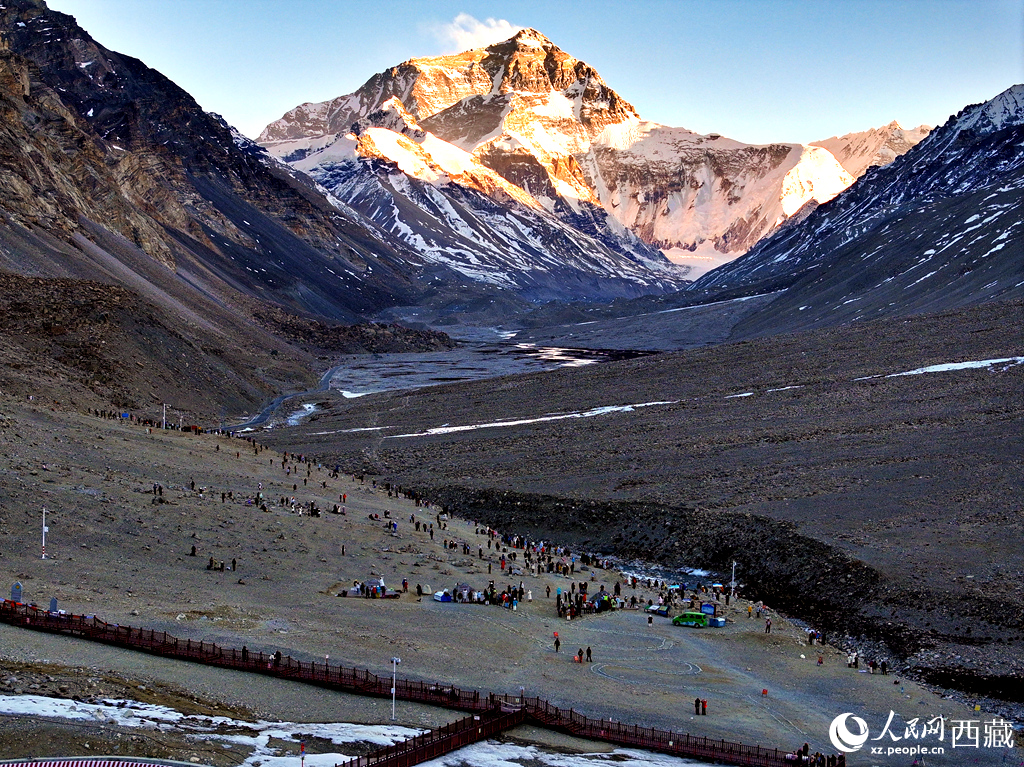 大本營游人觀珠峰。人民網(wǎng)記者 吳雨仁攝