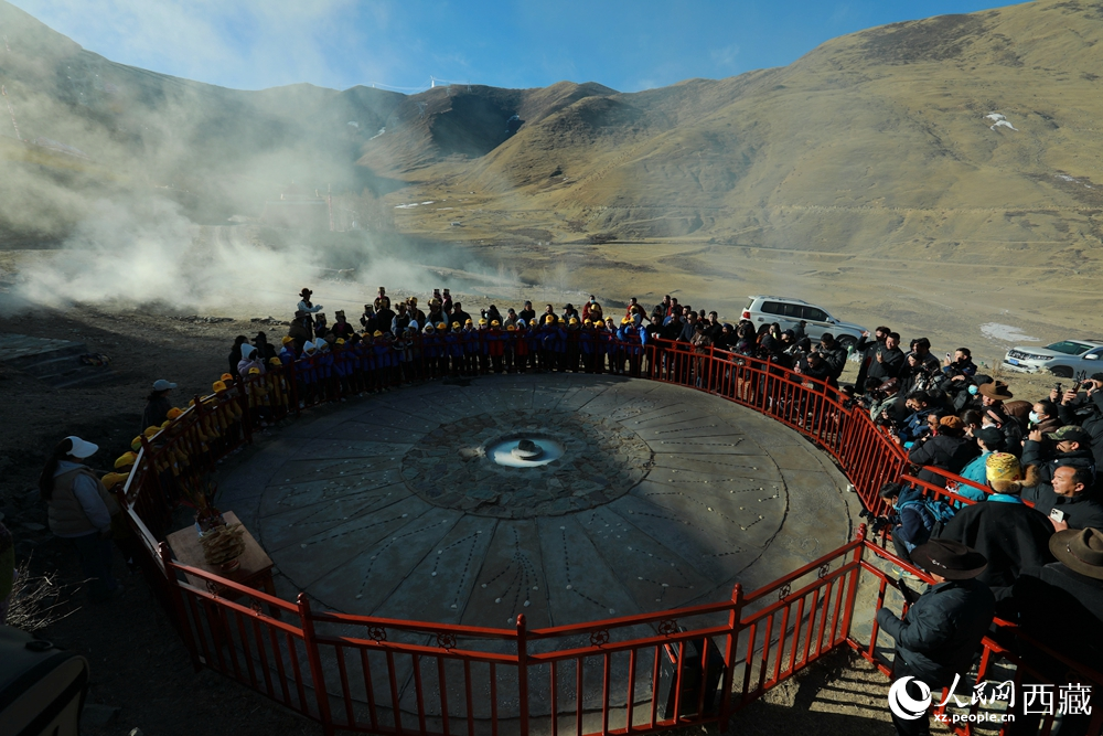 達普天文觀測臺上，陽光精準(zhǔn)穿透觀測房的方孔，投射在測光石上，標(biāo)志著高原春耕灌溉時節(jié)正式到來。人民網(wǎng)記者 吳雨仁攝