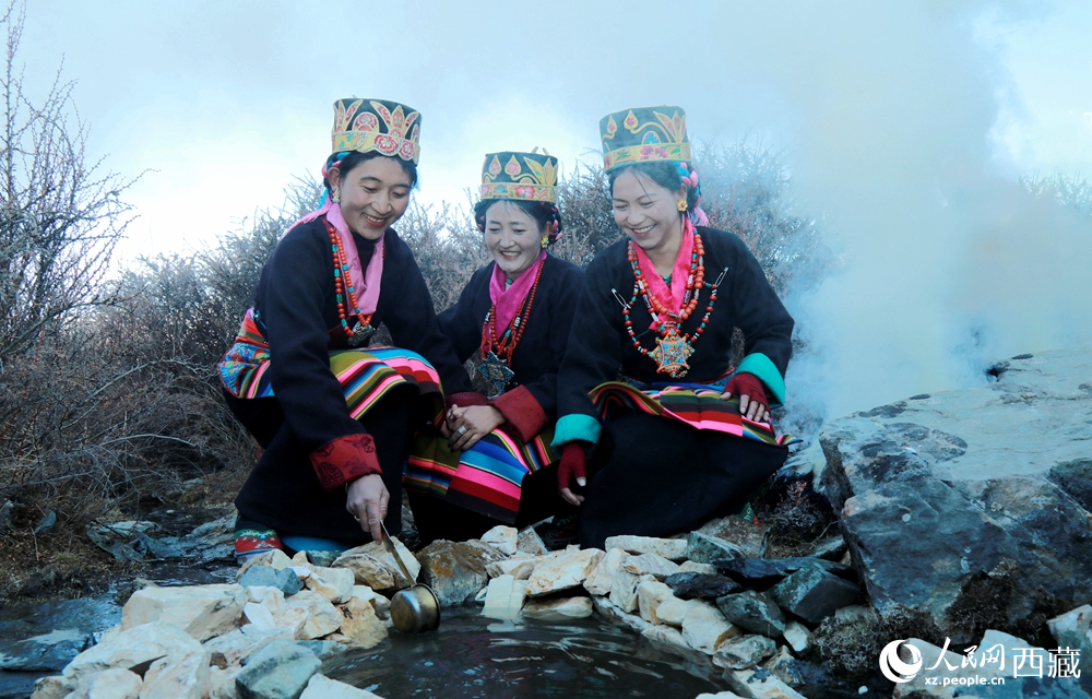 拉東村的婦女們身著盛裝，面帶笑容，用銅勺從溪石間取水，以傳統(tǒng)儀式祈愿新一年五谷豐登、風(fēng)調(diào)雨順。人民網(wǎng)記者 吳雨仁攝