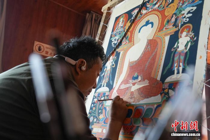 西藏日喀則傳承唐卡技藝傳統(tǒng)手工業(yè)帶動(dòng)民眾增收