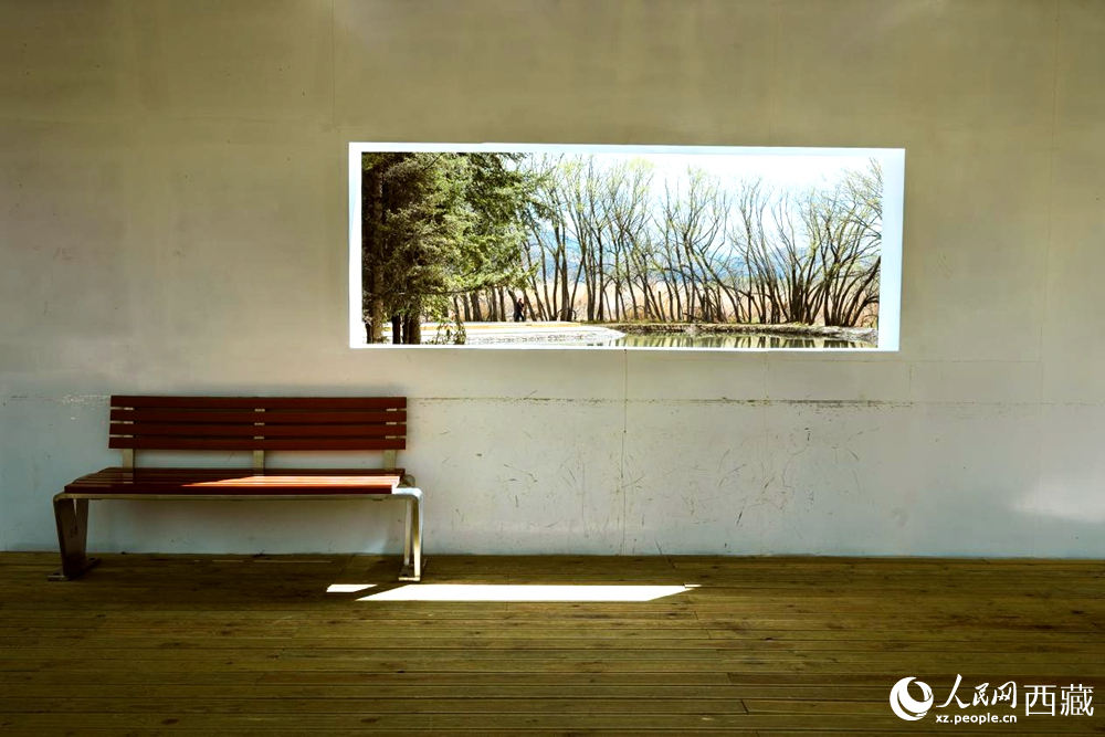 拉魯濕地公園內(nèi)的涼亭巧用開(kāi)窗設(shè)計(jì)，讓自然景觀宛如畫作懸掛在涼亭墻壁上。曹曦元攝