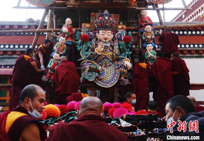 圖為塔爾寺僧人為酥油花搭架子?！●R銘言 攝