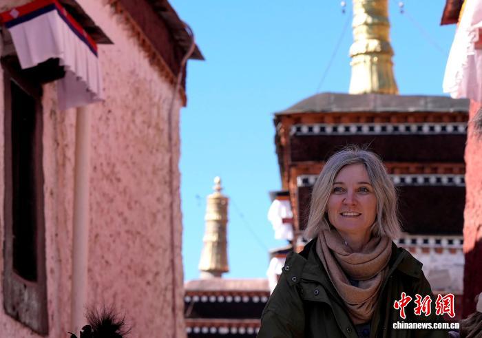 國(guó)慶假期中外游客游覽西藏扎什倫布寺