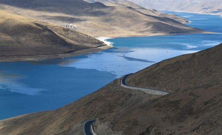 圖為翻越崗巴拉山口后看到的羊卓雍錯 攝影:王媛媛.jpg