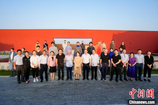 近40套藏式針織系列時裝亮相2022北京時裝周?！”本r裝周供圖