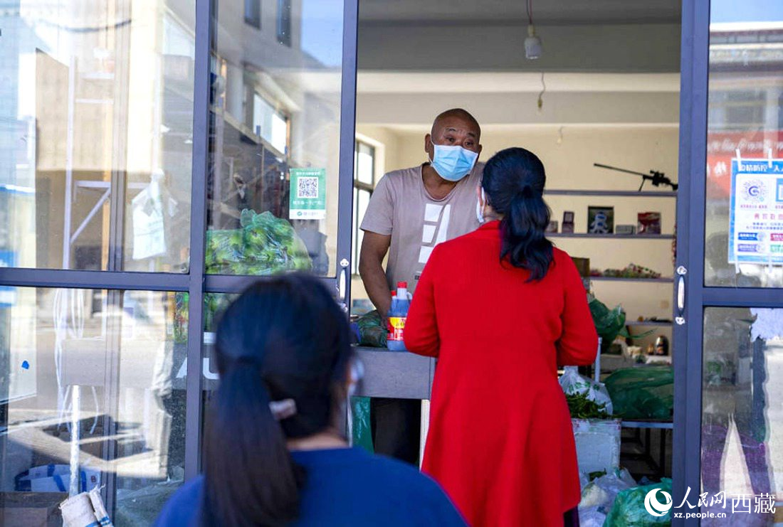 市民們有序排隊(duì)購買早餐。人民網(wǎng) 次仁羅布攝