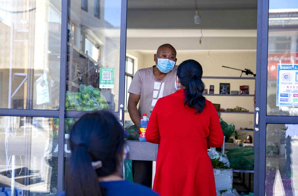 市民們有序排隊購買早餐。人民網(wǎng) 次仁羅布攝