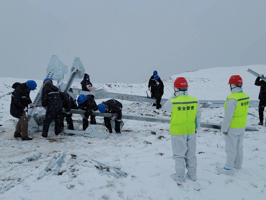 9月13日，電力施工人員正在對(duì)改造工器具進(jìn)行清點(diǎn)和組裝。秦鐘攝
