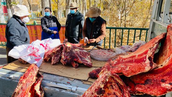 圖為市民正在買牛肉，本報記者 格桑倫珠攝(3737723)-20221201105107(1).jpg