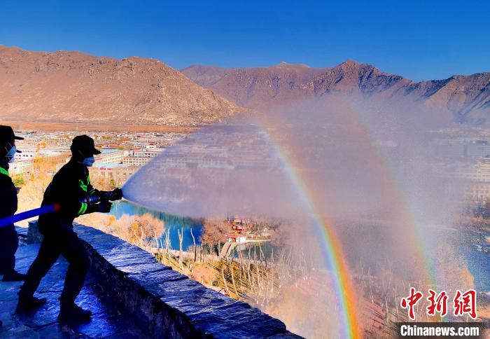 12月6日，布達(dá)拉宮消防救援大隊(duì)在布達(dá)拉宮山體林草區(qū)域開(kāi)展?jié)窕ぷ??！㈣?攝