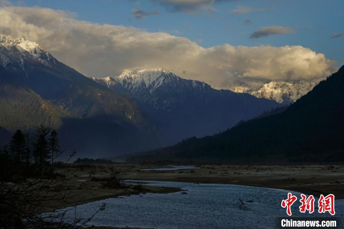 遠(yuǎn)眺波密雪山。　江飛波 攝