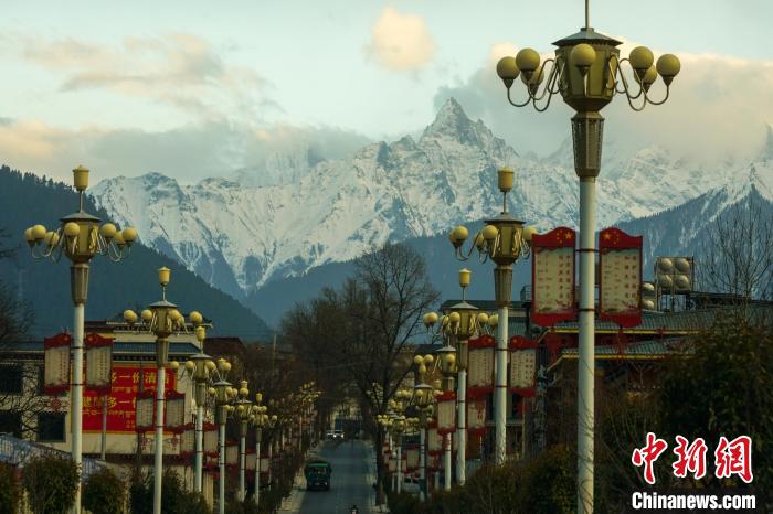 從波密縣城遠(yuǎn)眺冰川。　江飛波 攝