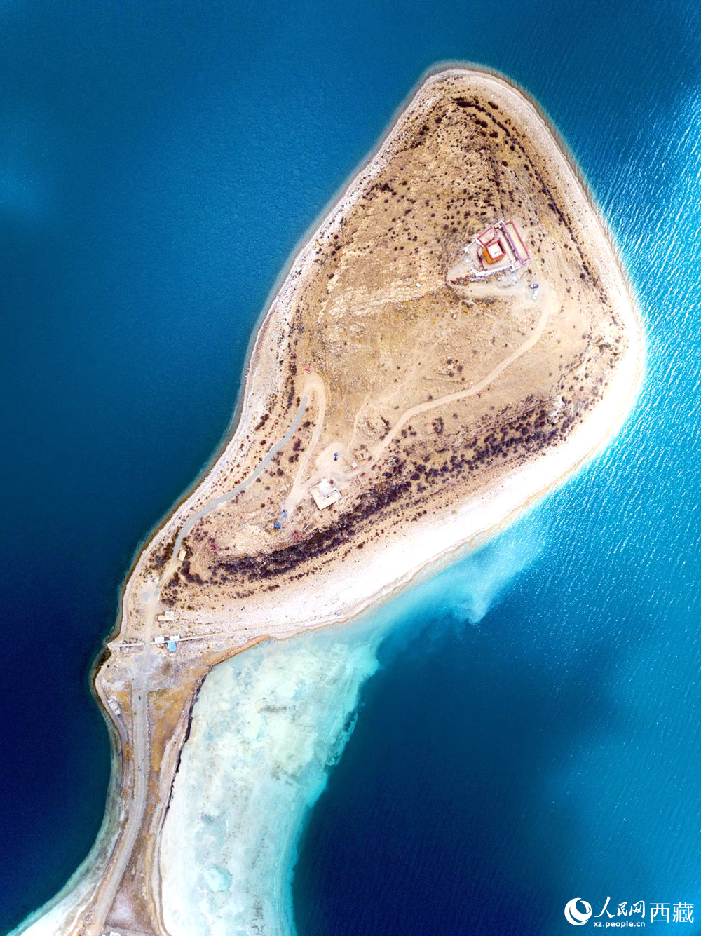 無人機(jī)視角下的西藏羊卓雍錯(cuò)日托寺風(fēng)光。人民網(wǎng)記者 次仁羅布攝