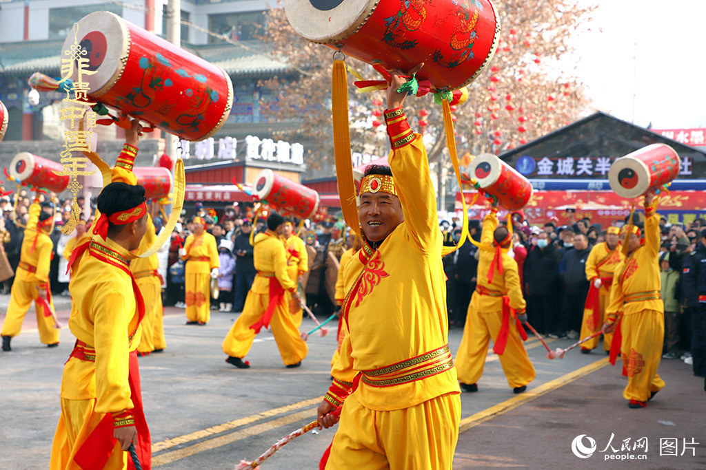2025年1月29日，蘭州太平鼓、舞獅、軍儺、秦腔等精彩的蘭州市經(jīng)典非物質(zhì)文化遺產(chǎn)代表性項(xiàng)目在金城關(guān)黃河文化旅游街區(qū)廣場(chǎng)集中亮相。人民網(wǎng)記者 焦隆攝