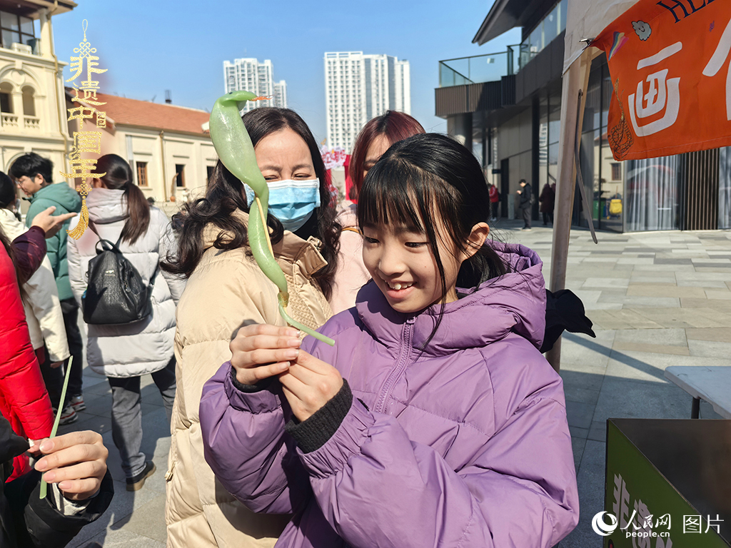 2025年1月29日，湖北武漢的新春廟會(huì)上，小朋友拿著吹制好的糖人，十分開(kāi)心。人民網(wǎng)記者 張沛攝