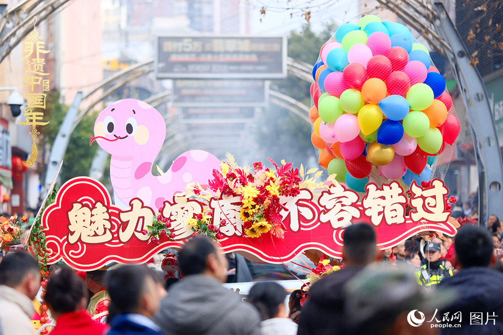 2025年1月29日，大年初一，云南省曲靖市麒麟?yún)^(qū)舉行“千人舞麒麟”活動(dòng)，耍龍舞獅過(guò)大年，現(xiàn)場(chǎng)人山人海，熱鬧非凡。人民網(wǎng) 莊志斌攝