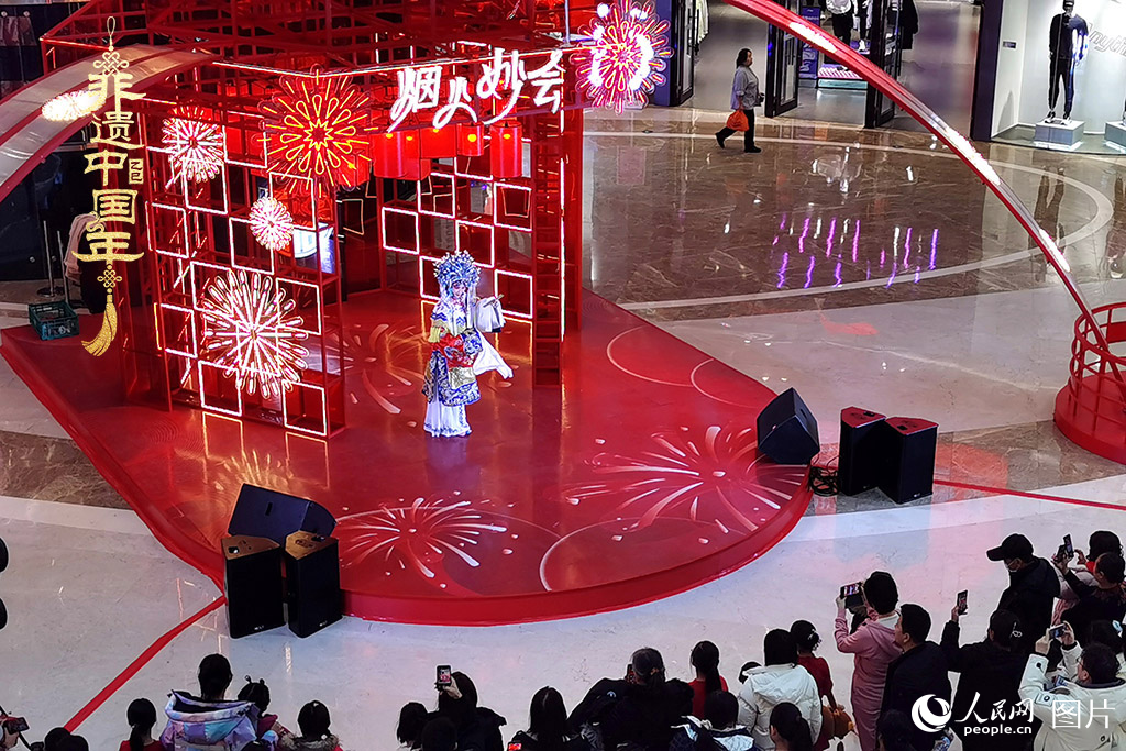 2025年1月29日，大年初一，吉林省京劇團(tuán)亮相長(zhǎng)春“煙火妙會(huì)”，演員們用的精湛技藝，為市民呈上一場(chǎng)韻味悠長(zhǎng)的視聽(tīng)盛宴，一招一式盡顯京劇魅力?，F(xiàn)場(chǎng)還進(jìn)行了京劇知識(shí)科普，讓傳統(tǒng)文化在互動(dòng)中 “活” 起來(lái)，為新春佳節(jié)增添了一抹濃厚的文化底色 。人民網(wǎng)記者 王帝元攝