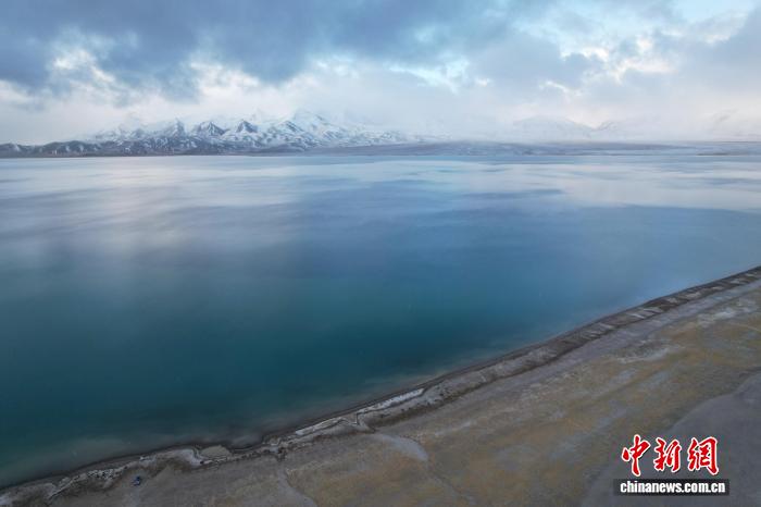 航拍西藏阿里美馬錯(cuò)：天地共繪高原藍(lán)