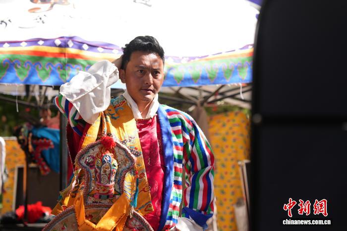 “五一”假期首日：拉薩羅布林卡藏戲歌聲悠揚(yáng)節(jié)日氛圍濃郁