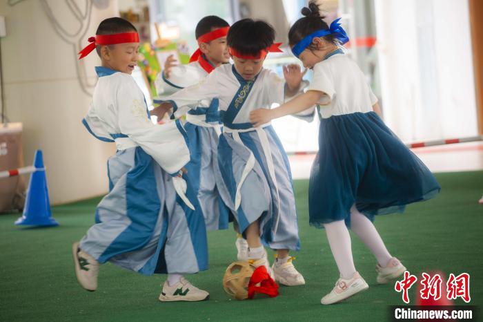 圖為小朋友們開展蹴鞠比賽。　董觀生 攝