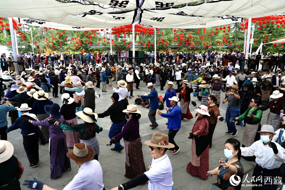 市民在公園內(nèi)跳鍋莊舞。