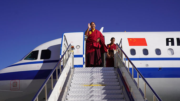 2圖-十一世班禪與在機場的送.jpg