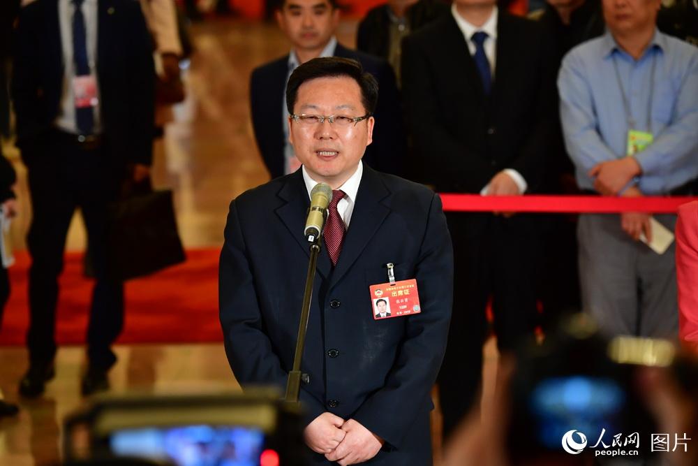 全國政協(xié)委員、中國聯(lián)通研究院院長張?jiān)朴陆邮苡浾卟稍L。