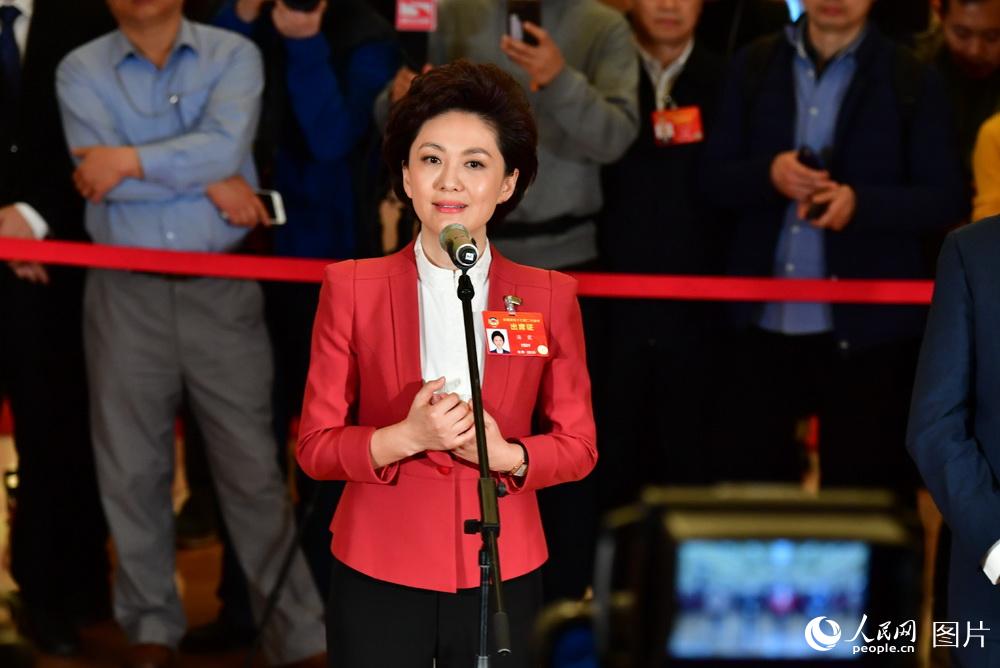 全國政協(xié)委員、中央廣播電視總臺央視新聞主播海霞接受記者采訪。