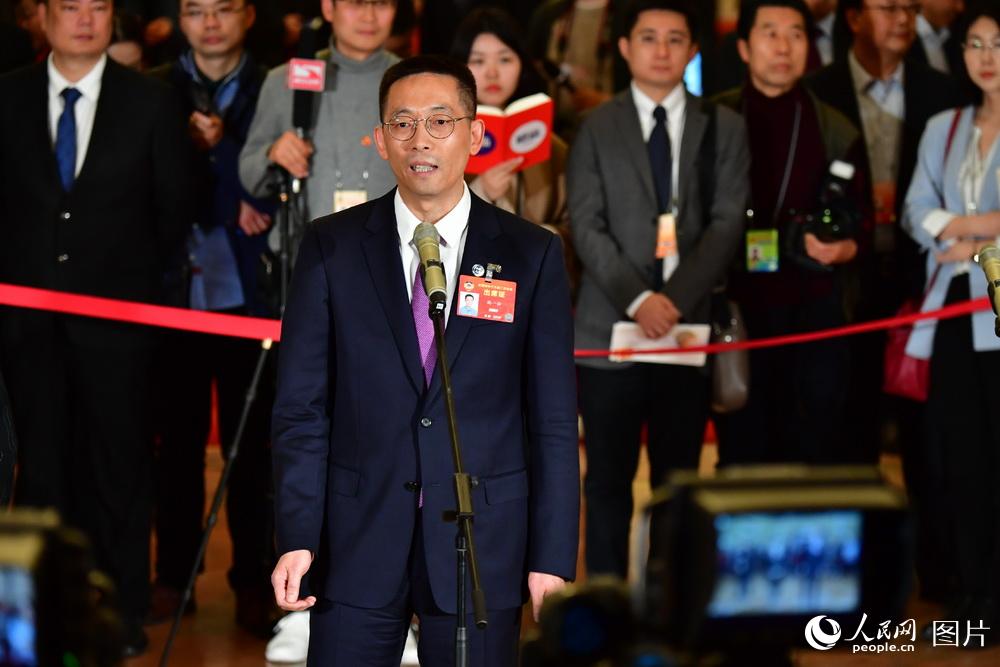 全國政協(xié)委員、西湖大學(xué)校長施一公接受記者采訪。