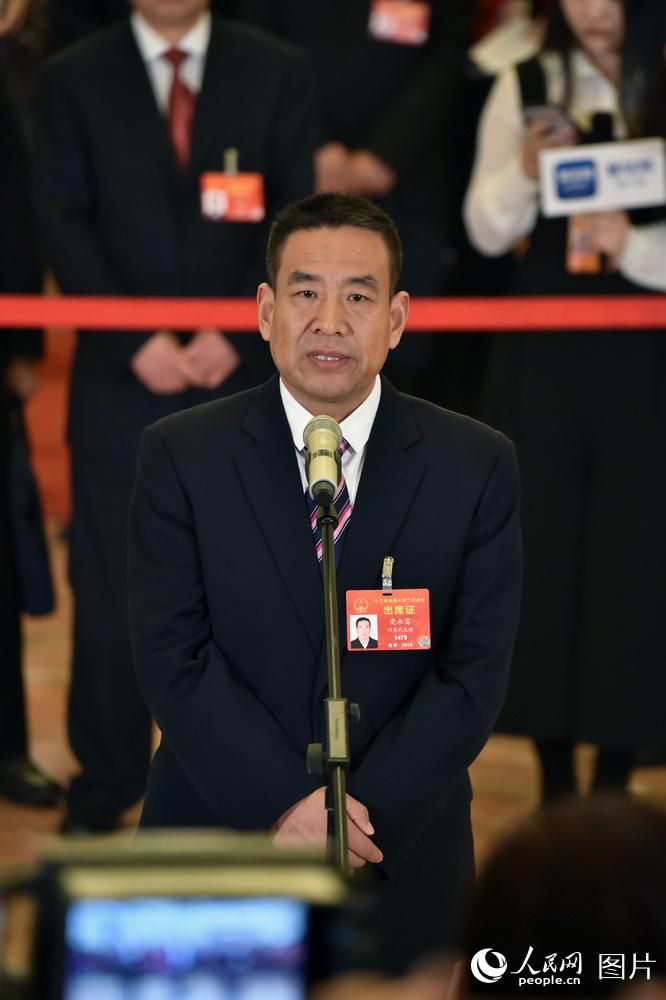 全國人大代表、河南遠(yuǎn)東生物工程公司技術(shù)部部長(zhǎng)黨永富回答記者提問。