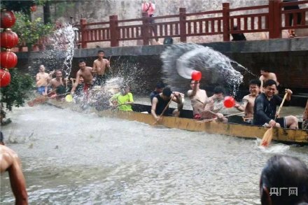場面震撼！中國龍舟之鄉(xiāng)順德舉行起龍儀式