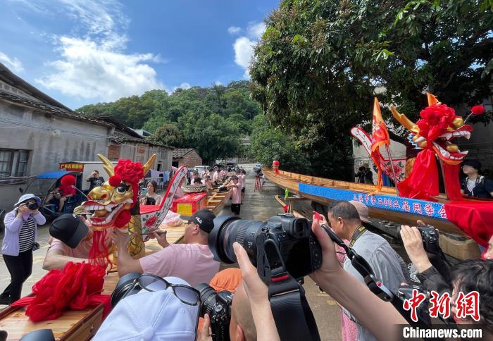 圖為5月29日，長樂江田鎮(zhèn)村民為即將入水的新龍舟安裝龍頭?！埍?攝