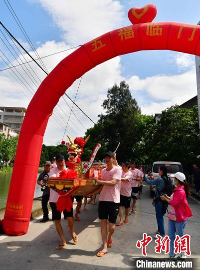 圖為5月29日，長樂江田鎮(zhèn)村民們推著新龍舟前行?！埍?攝