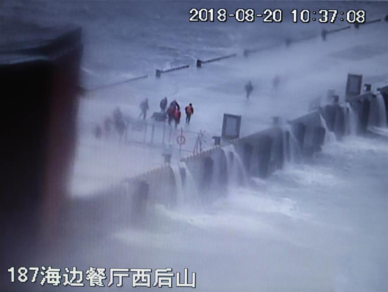 這是翻拍的2018年8月20日現場監(jiān)控錄像。錄像記錄了黃群、宋月才、姜開斌等同志搶救國家某重點試驗平臺的場景。