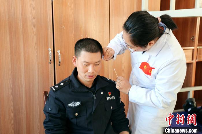 圖為專家現(xiàn)場問診?！「駸?攝