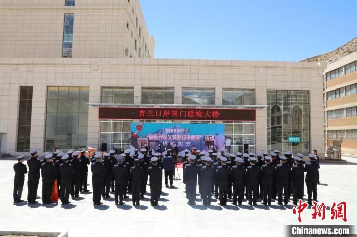 圖為捐贈儀式現(xiàn)場?！「駸?攝