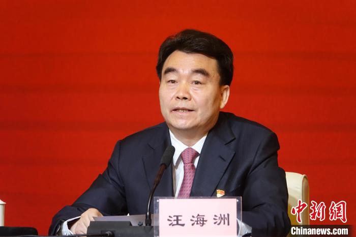 汪海洲在發(fā)布會(huì)上介紹西藏自治區(qū)黨史學(xué)習(xí)教育開(kāi)展情況?！∪轿木?攝