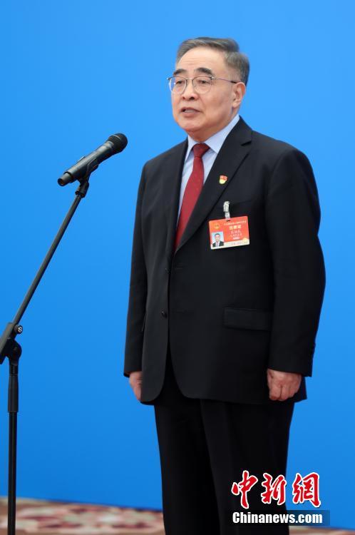 3月8日，第十三屆全國人民代表大會(huì)第四次會(huì)議舉行第二場“代表通道”采訪活動(dòng)。圖為全國人大代表張伯禮通過網(wǎng)絡(luò)視頻方式接受采訪。 <a target='_blank' ><p  align=