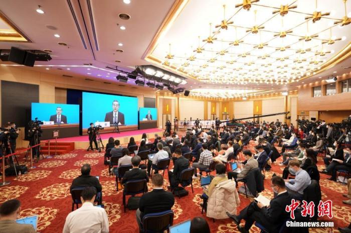 圖為記者在梅地亞中心多功能廳采訪。<a target='_blank' ><p  align=